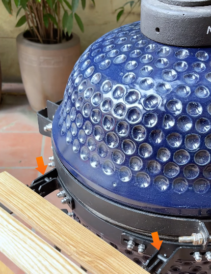 móc tấm kê gỗ vào lò nướng